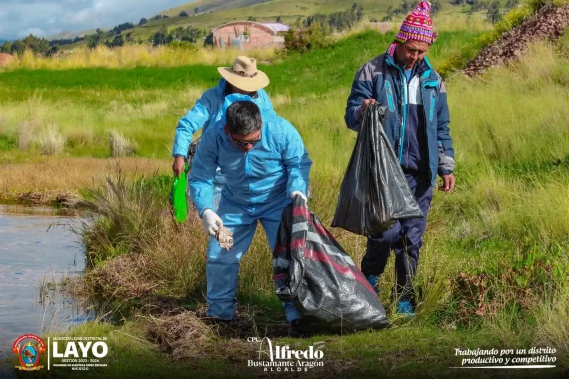 TRABAJADORES DELA MUNICIPALIDAD DISTRITAL DE LAYO COMPROMETIDOS CON LA LIMPIEZA