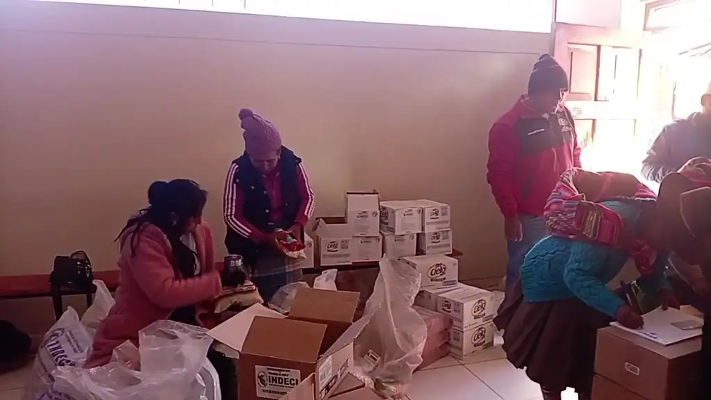 EN CUMPLIMIENTO DEL DECRETO SUPREMO 035 DE LA PCM ENTREGA DE ALIMENTOS A LAS COM